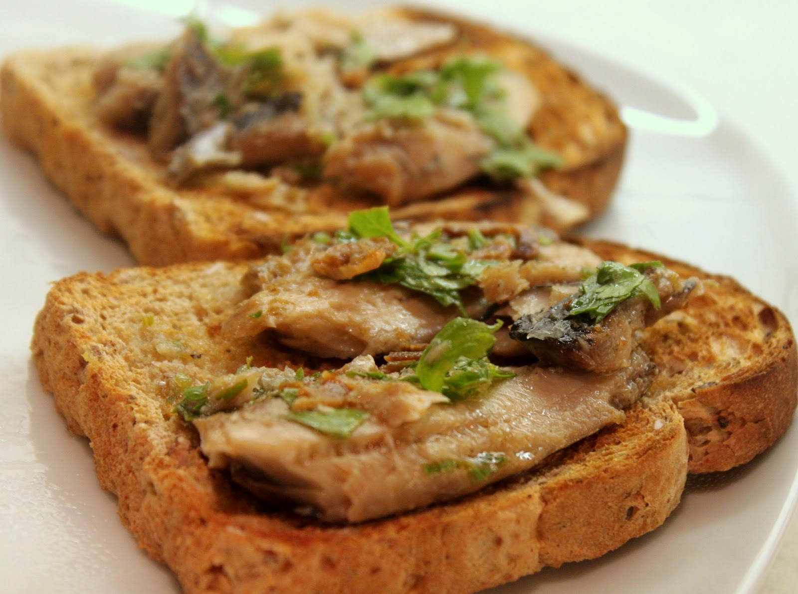 Super healthy nutritious (Sardines Sandwich and salad) Mmm what's for dinner?