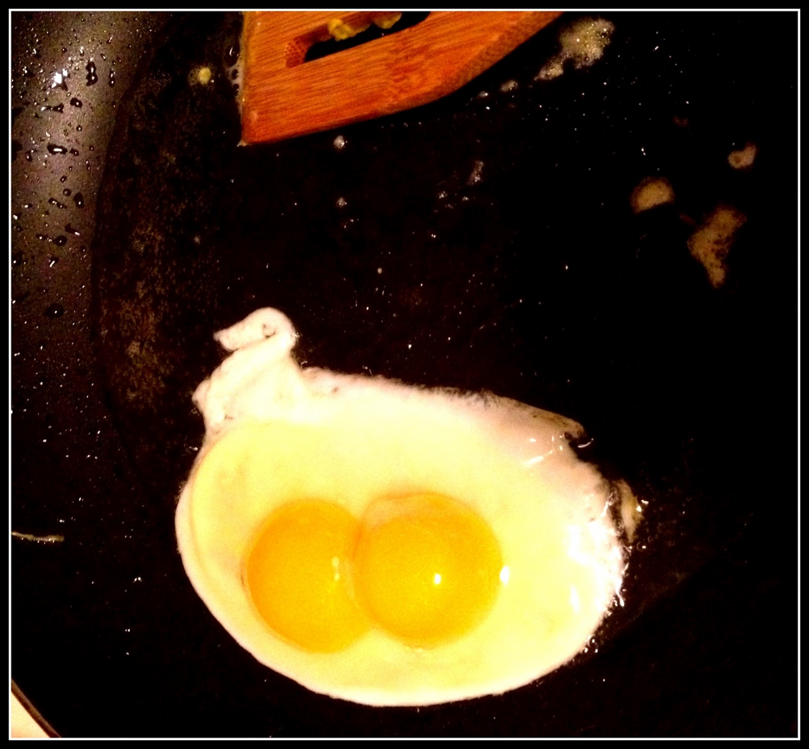 Collection 103+ Pictures What Does It Mean When Two Yolks Come Out Of