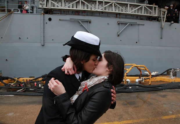 As oficiais Marissa Gaeta e Citlalic Snell se beijam na base naval de Virginia Beach, na Virginia (Foto: AP/Brian J. Clark/The Virginian-Pilot)