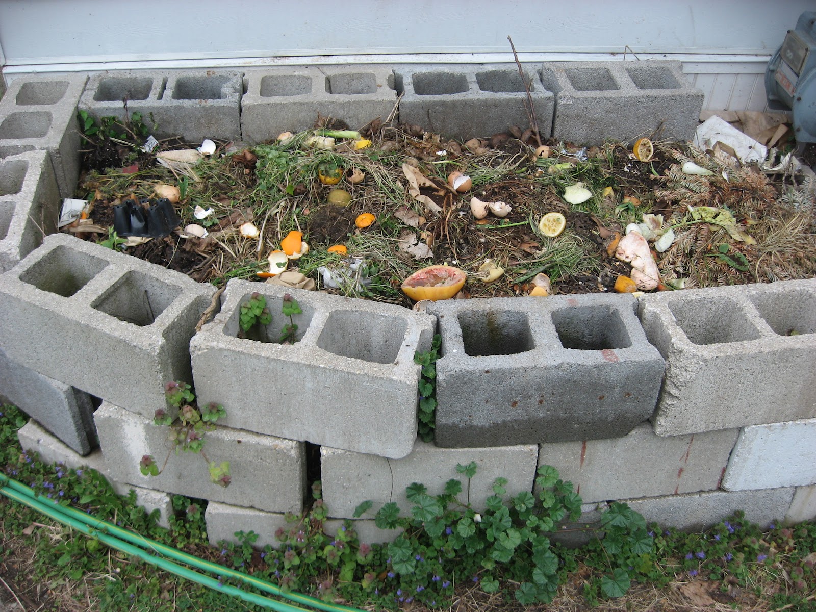 Happy Home: Make your own compost bin out of Concrete Blocks