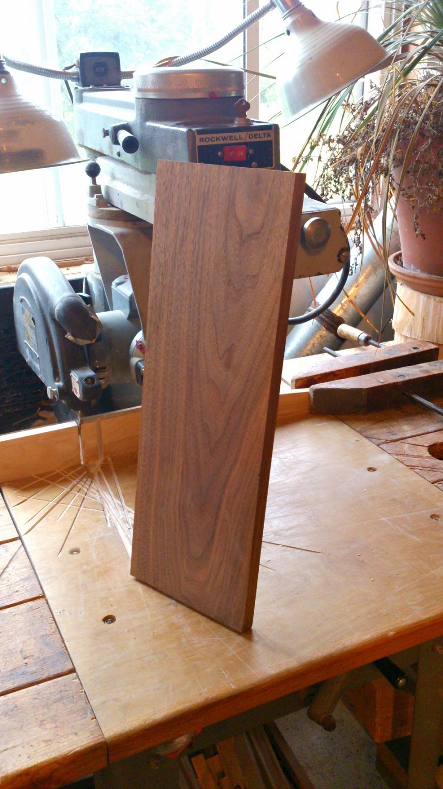 DIY Solid Wood Trivet on Legs Dans le Lakehouse