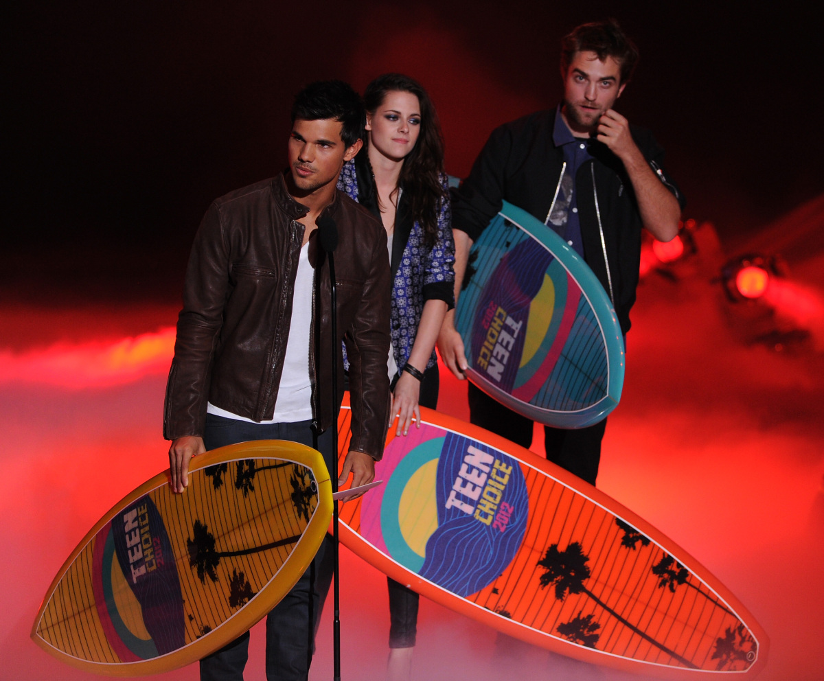 http://3.bp.blogspot.com/-e6qXMW_auWI/UA1rBWiY5XI/AAAAAAAADo4/ftdIg-WNbxM/s1600/Taylor+Lautner+and+Robert+Pattinson+at+Teen+Choice+Awards+2012.jpg