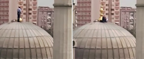 Orang Ramai Kehairanan Lihat Lelaki  Solat Di atas Kubah Masjid