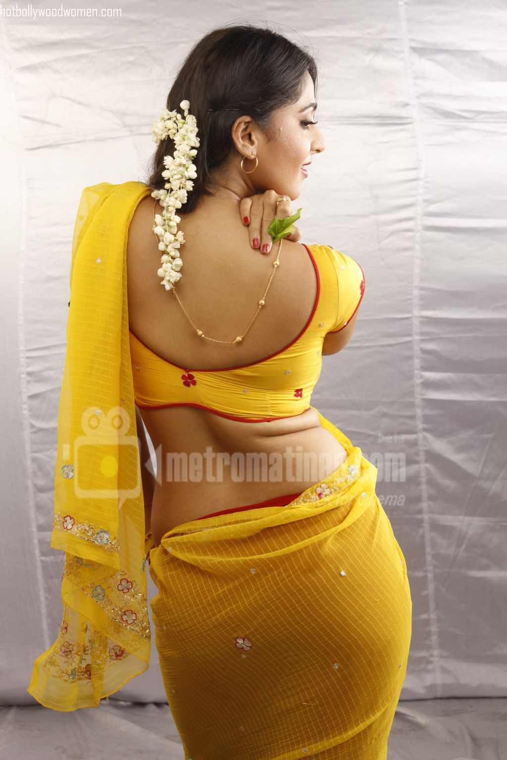 has the best butt in Indian actresses. Look at Anushka Shetty's gaand