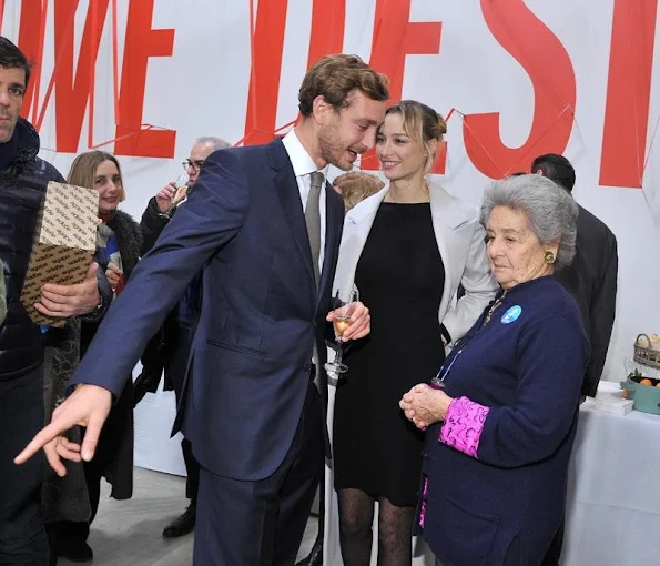 Beatrice Borromeo wore a dress of the most classic. For the occasion, he chose a long coat, leaving not see whether or not pregnant