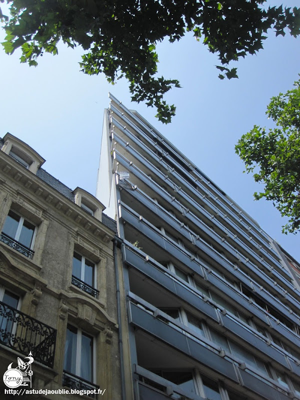 Paris 15ème - Immeuble et mosaïque - Avenue du Maine  Architecte: Claude Parent  Mosaïque: André Bloc, réalisée par Maximilien Herzele.  Construction: 1962-1963