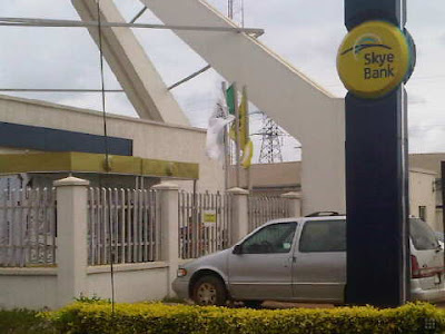 Robbers Attack Skye Bank, Breaks ATM Machine. 1