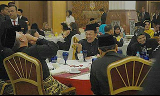 DS Anwar wassap dengan DS Najib.gambar di majlis angkat sumpah. najib angkat sumpah, sidang parlimen, anwar angkat sumpah