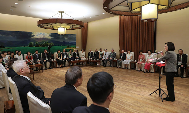 總統蔡英文12日接見台僑時說明執政以來所碰到的困難。 總統蔡英文12日接見台僑時說明執政以來所碰到的困難。