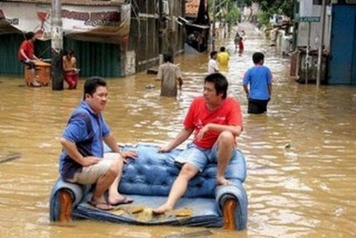 20 cảnh ngập lụt khắp thế giới: Cách duy nhất để vượt qua nghịch cảnh là phải lầy lội hơn cả nước lũ thì mới được - Ảnh 4.
