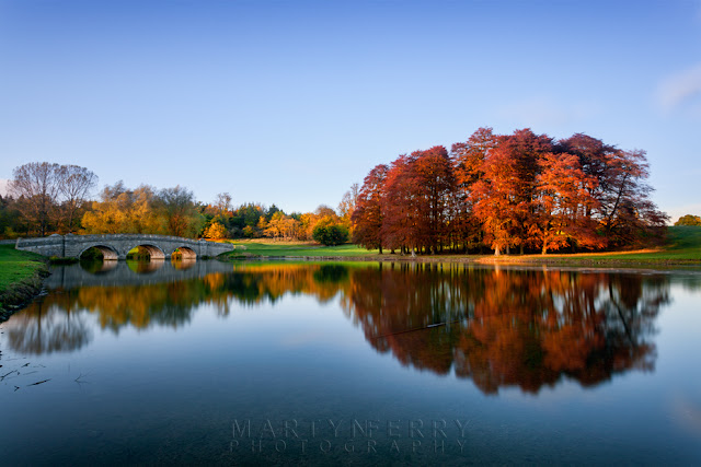 Blenheim park lake reflects the autumn colours by Martyn Ferry Photography