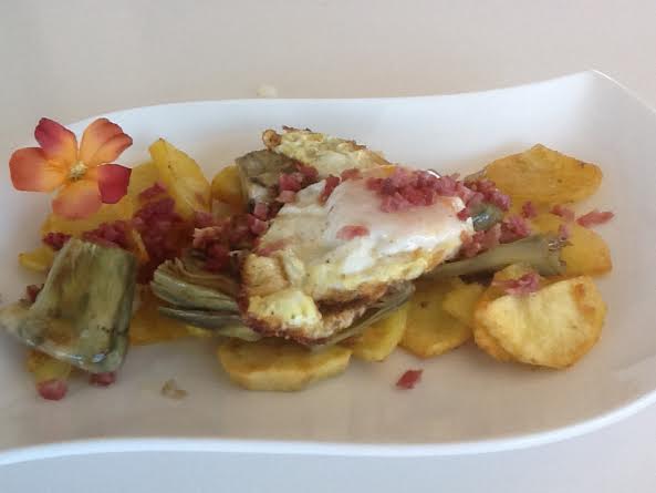 Huevos Fritos Sobre Patatas Y Alcachofas 
