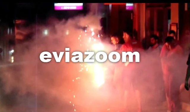 Χαλκίδα: Φωτιές και καπνογόνα έξω από τον σύνδεσμο του Ολυμπιακού μετά τον τελικό (ΦΩΤΟ & ΒΙΝΤΕΟ)