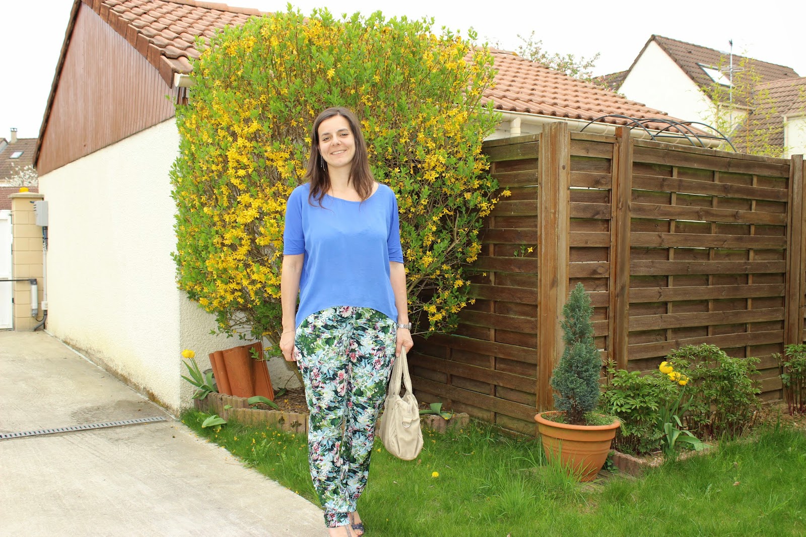 Top mango bleu, pantalon tropical Vero Moda, Chaussures bleues Kookai