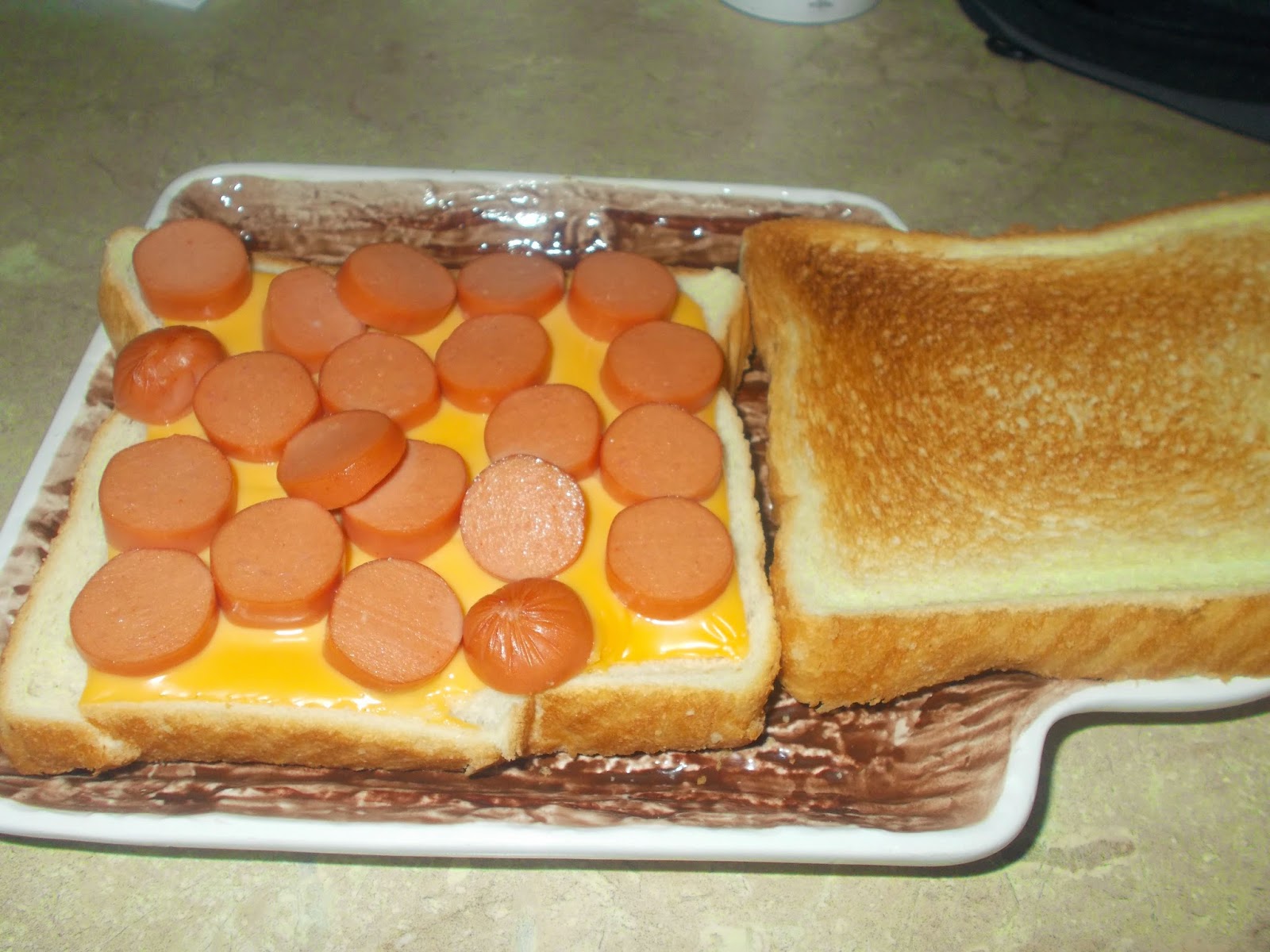 Manger avec Mo Grilled cheese à la saucisse hotdog