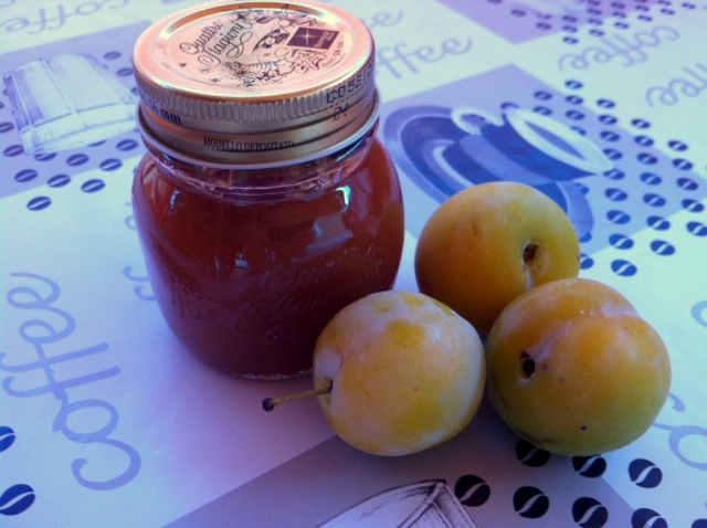 Bambini Golosi Marmellata Di Prugne Con La Macchina Del Pane
