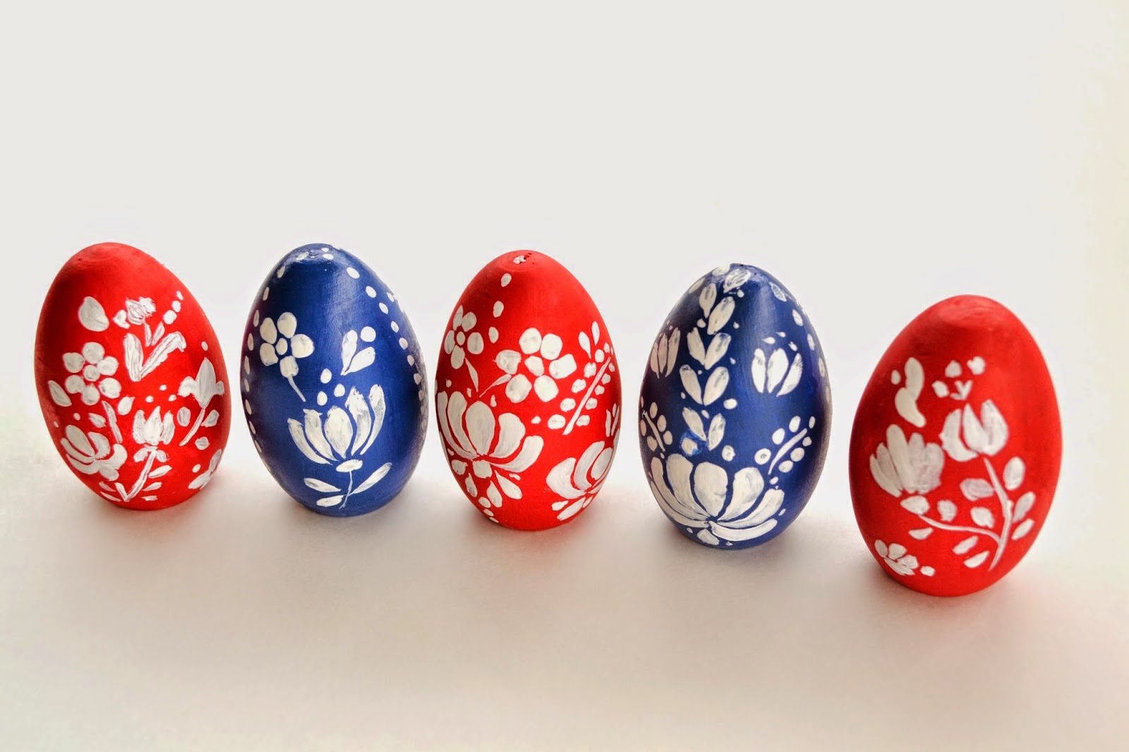 http://www.untrendylife.com/2014/04/diy-painted-hungarian-easter-eggs.html