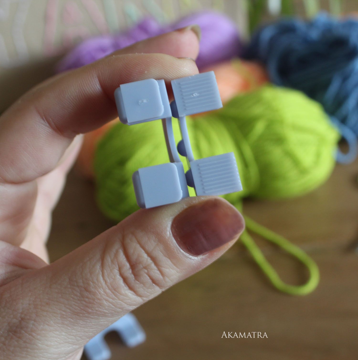 Make a pom pom toy for your cat Akamatra