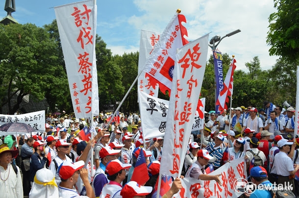 主計總處今(19)天表示,若各鄉鎮、市公所在編列調薪的人事費用有資金調度需求時,則由縣府予以協助,中央將依規定墊借。圖為之前軍公教團體為年金改革上街抗議的畫面。 主計總處今(19)天表示,若各鄉鎮、市公所在編列調薪的人事費用有資金調度需求時,則由縣府予以協助,中央將依規定墊借。圖為之前軍公教團體為年金改革上街抗議的畫面。