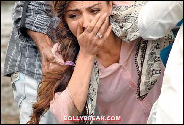 Soha Ali Khan Cries after molestation in 'Chaarfutiya Chhokare' Soha Ali Khan Cries after molestation in 'Chaarfutiya Chhokare' - (3) - Soha Ali Khan Cries After Molestation Scene in Chaarfutiya Chhokare