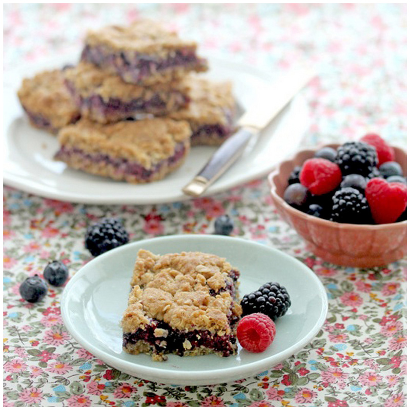 Foodagraphy. By Chelle. Triple berries oatmeal crumble bars