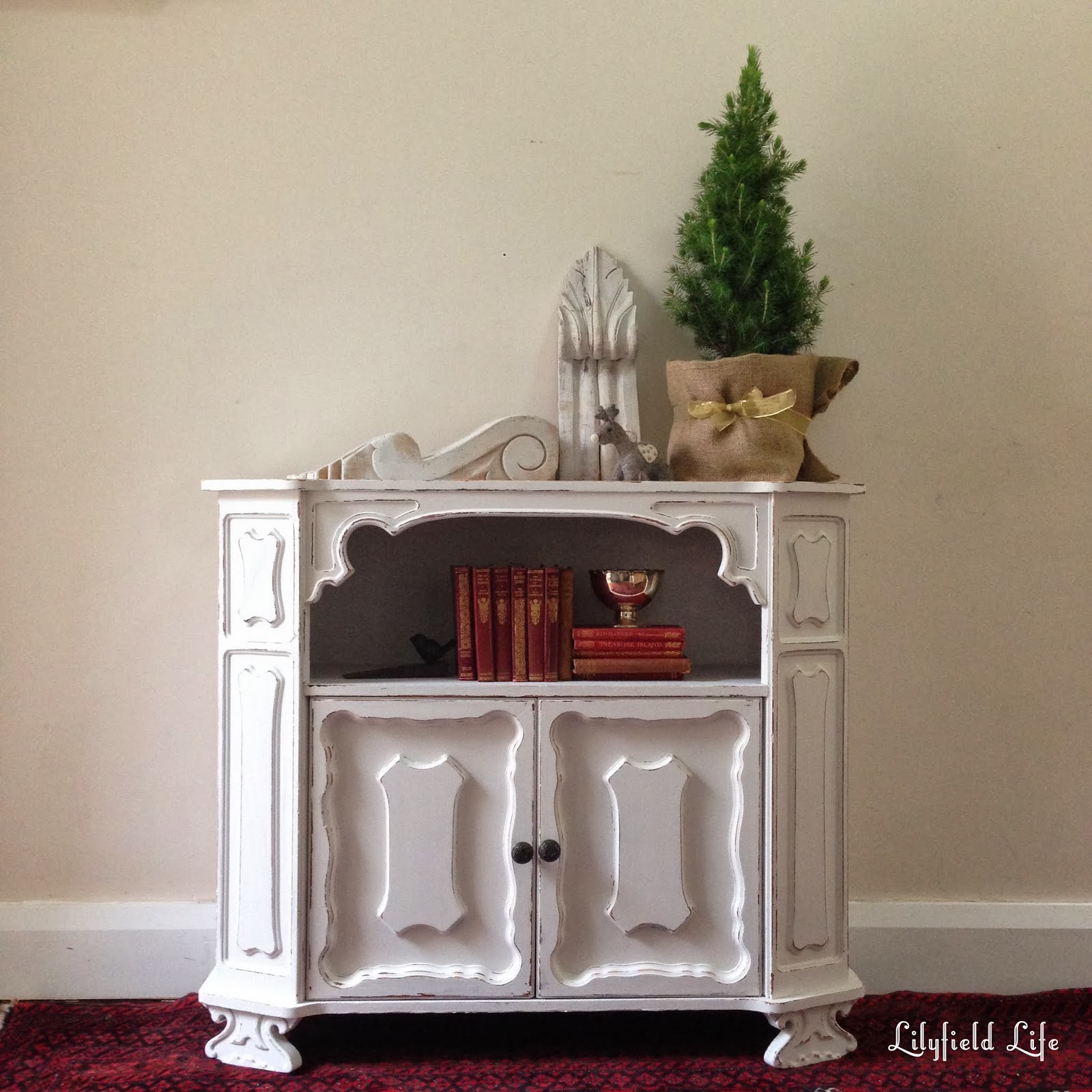 Lilyfield Life Painting A Vintage Bookcase White Step By I Am Always On The Lookout For Sweet Vintage Furniture That Is In Need Of Magic White Paint When Spotted This Lovely Ornately Shaped Bookcase