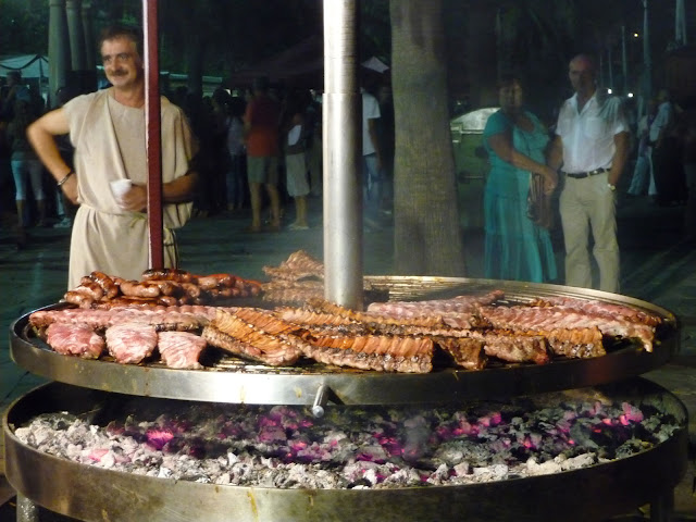 Историческая реконструкция в Бланесе. Поздно вечером можно было попробовать римскую кухню. Историческая реконструкция в Бланесе. Поздно вечером можно было попробовать римскую кухню.