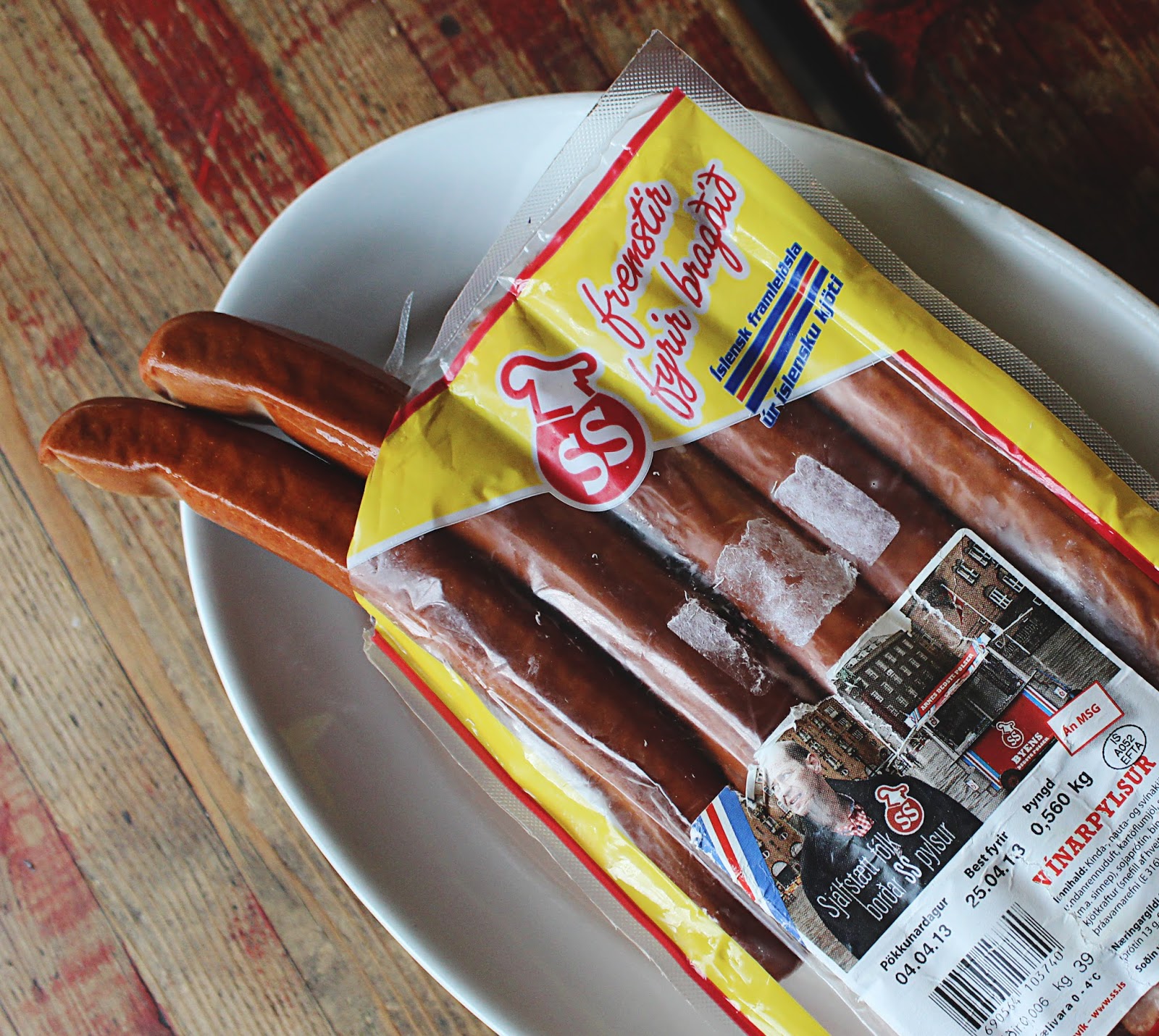 street cuisine Pylsur Icelandic Hotdogs