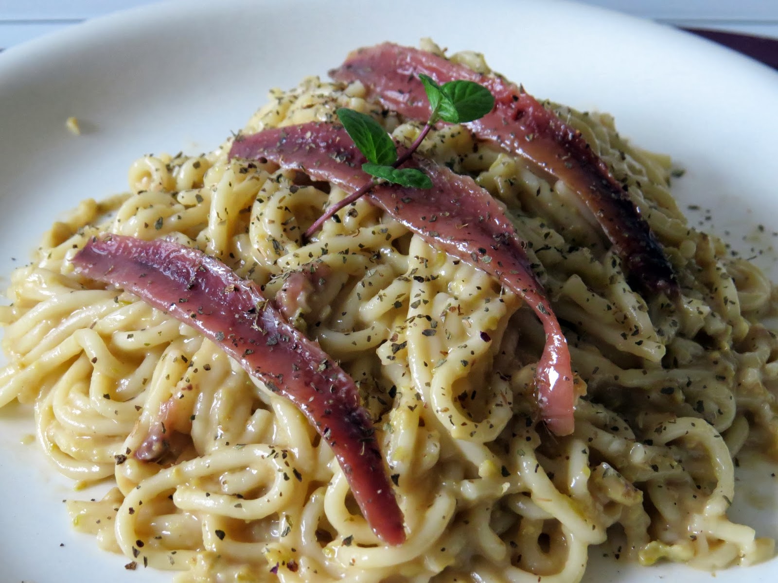 Espagueti A La Carbonara De Aceitunas Y Anchoas
