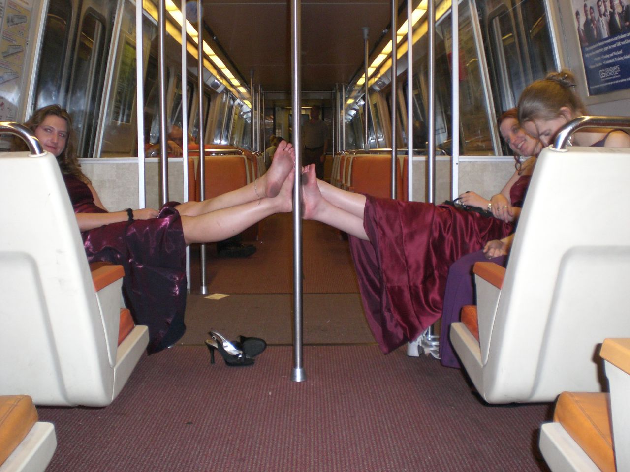 Управляет Вибратором В Общественном Месте