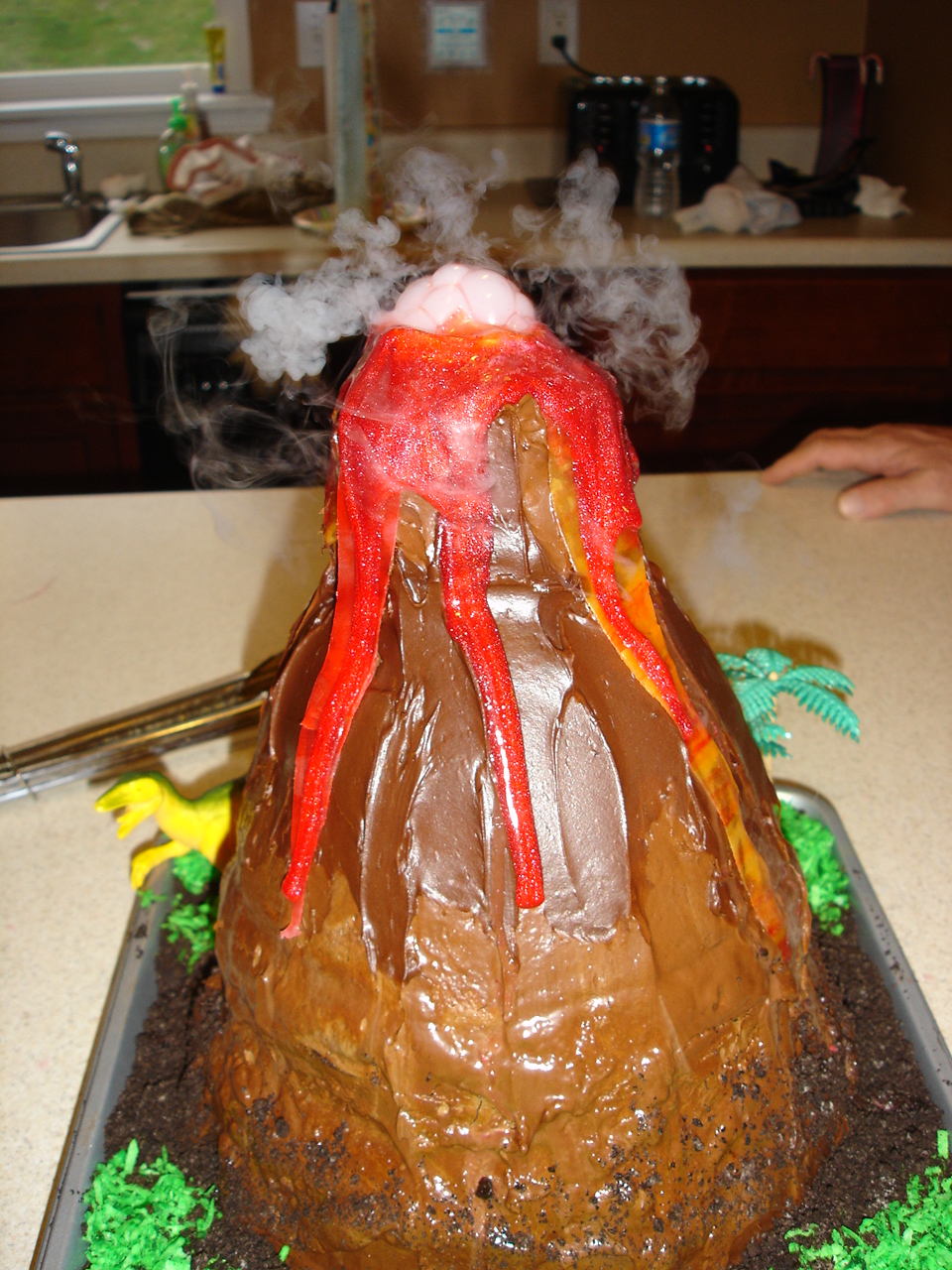 Sommer Sweets Erupting Volcano Cake!