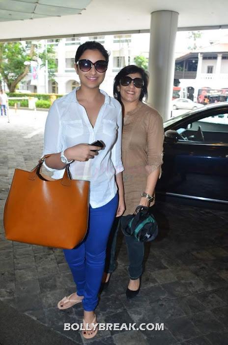 Parineeti chopra at mumbai airport after returning from iifa 2012  - Parineeti chopra White top blue jeans - returning from IIFA 