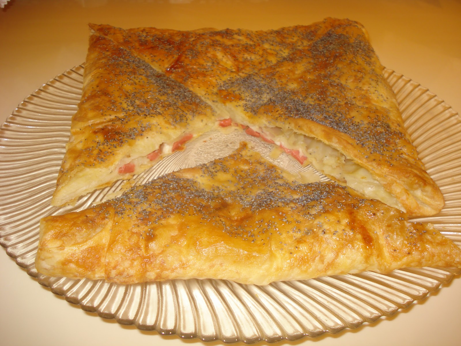 Deli Kız Pınar Mutfakta SOSİSLİ KAŞARLI HAŞHAŞLI ZARF BÖREK