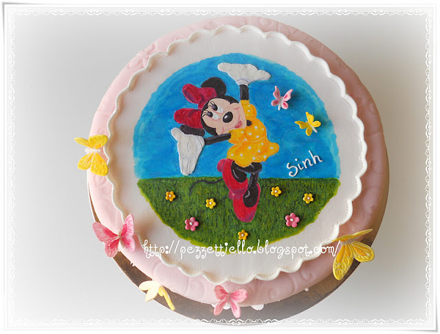(PDZ) Minnie e le farlalle, torta ricoperta in pasta di zucchero con decori in ghiaccia reale, dipinta a mano