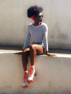 Look Afro back in the 70's short taille haute, coupe afro, crop top, rollers quads vintage