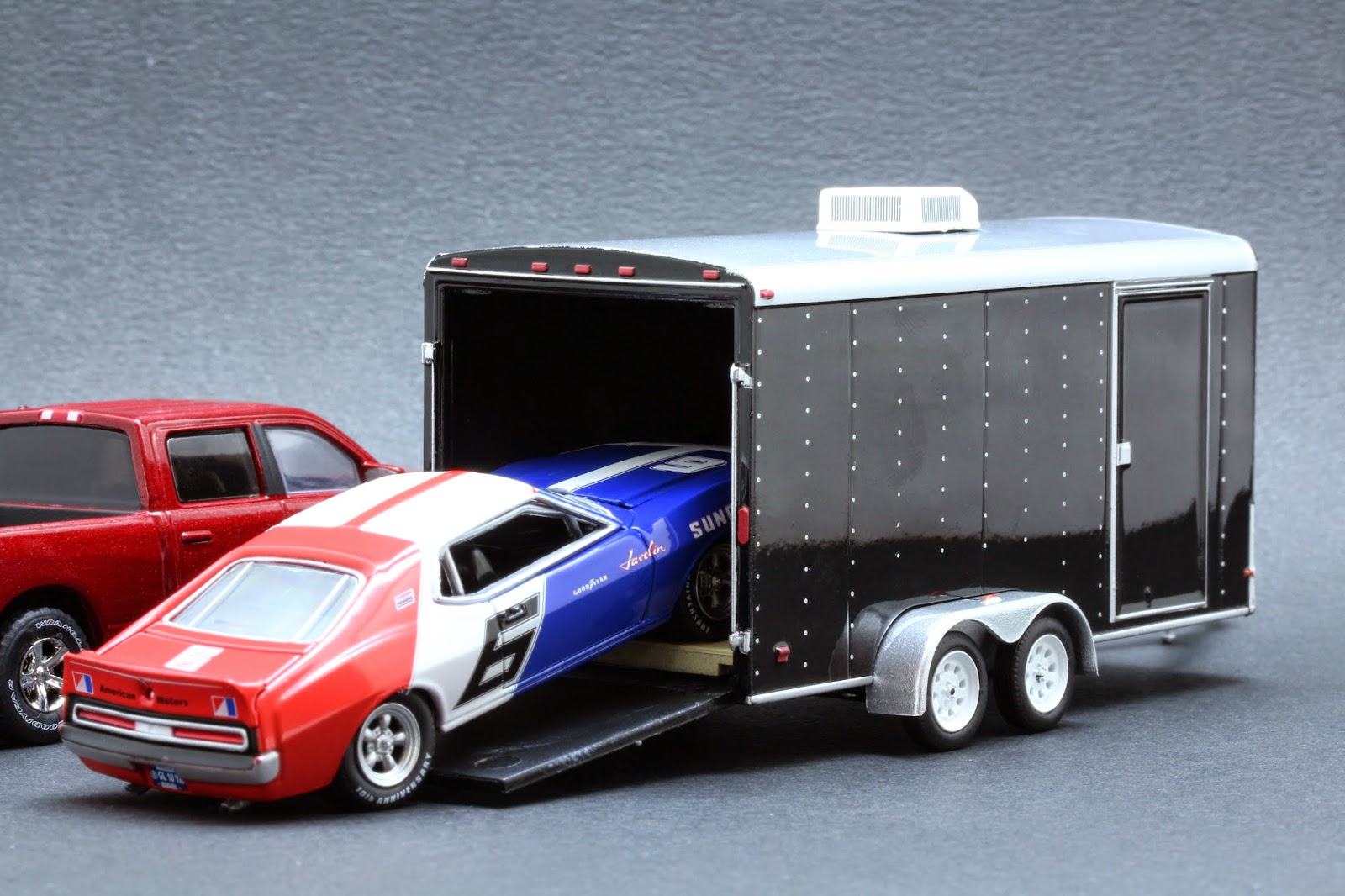Diecast Hobbist 2014 Dodge Ram 1500 and Enclosed Car Hauler