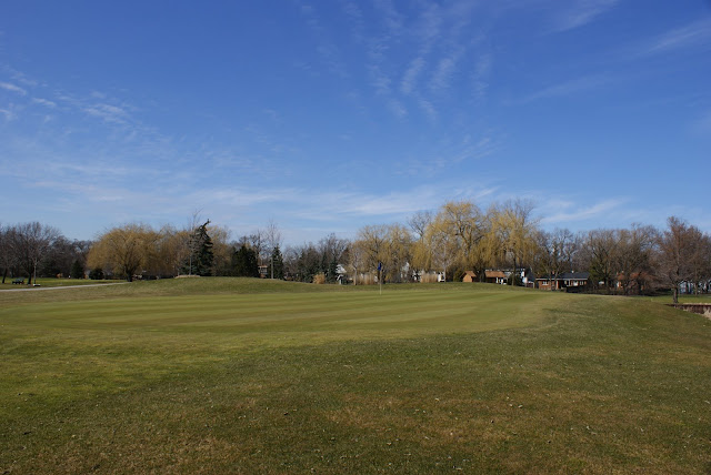 Sugar Creek 9 green and clubhouse