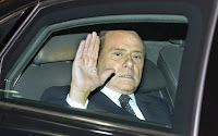 Silvio Berlusconi deixa o Palácio Quirinale depois de entregar sua renúncia ao presidente Giorgio Napolitano - Foto: AP Silvio Berlusconi deixa o Palácio Quirinale depois de entregar sua renúncia ao presidente Giorgio Napolitano - Foto: AP