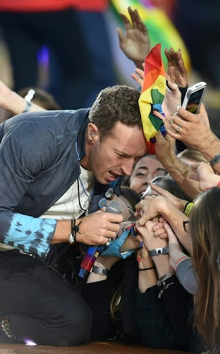 Chris Martin, do Coldplay, tem suor secado com bandeira LGBT em Super Bowl 50 Chris Martin, do Coldplay, tem suor secado com bandeira LGBT em Super Bowl 50