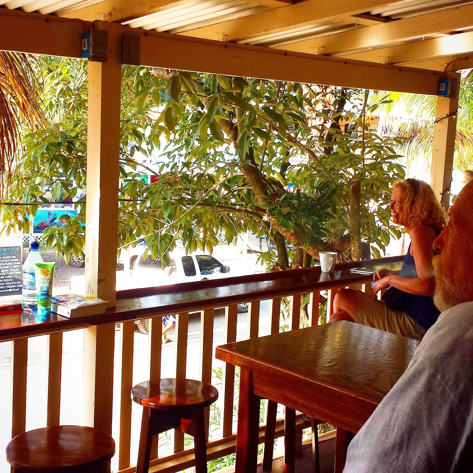 Remax Vip Belize: Cafe sitting area