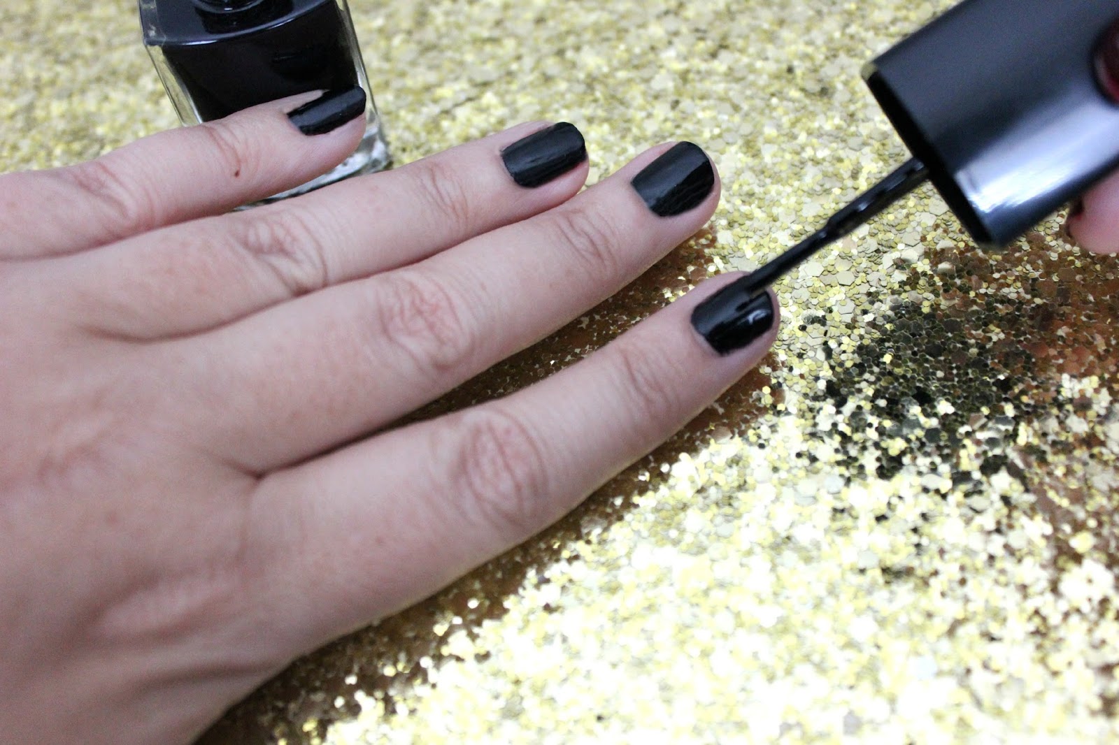 Elle Sees|| Beauty Blogger in Atlanta: How To: Black And Gold Foil Nails
