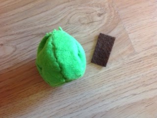 DIY play food: a bowl of apples DIY play food: a bowl of apples