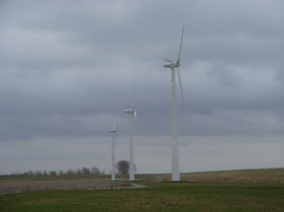 圖三：既有地景：風力發電風車、大規模農業生產與島上舊提坊