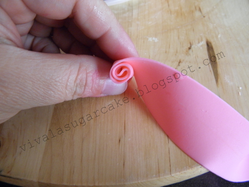 Viva La Cake I Blog How to "Fondant Ruffle Roses"