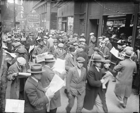 11.Crowd+of+unemployed+men+reading+newspapers,+standing+on+the+sidewalk+in+front+of+the+Chicago+Daily+News+building,+boy+in+the+foreground.jpg