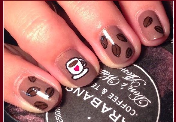 Unhas decoradas com motivos de café e chocolate quente / foto: Huffington Post Unhas decoradas com motivos de café e chocolate quente / foto: Huffington Post