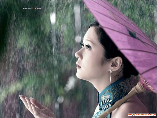 不知有多久,没有让自己浸透在纯净的雨里,让雨水自然无痕地吻我的脸颊。多久了,只有此刻觉得时光像一杯纯净的水,又像一缕朦胧的烟。