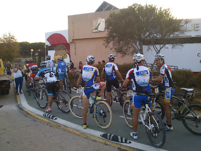 Carrera nocturna de bicicleta en Matalascañas