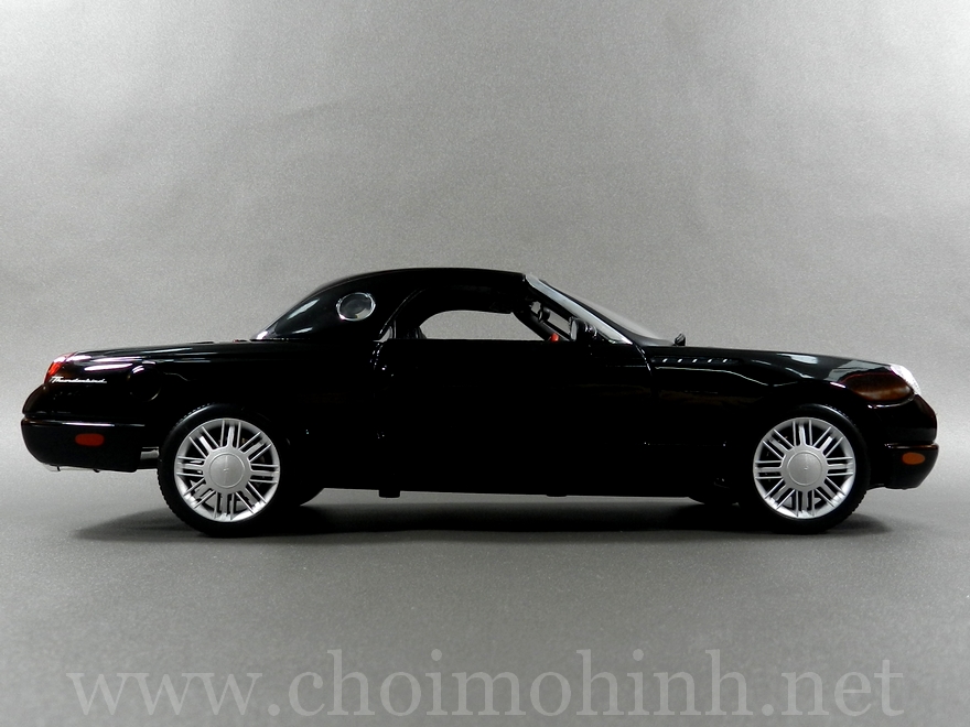 Ford Thunderbird 1:18 Maisto side