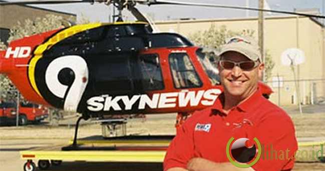 Pilot Helikopter yang Menyelamatkan Seekor Rusa yang Terjebak di Danau Beku Pilot Helikopter yang Menyelamatkan Seekor Rusa yang Terjebak di Danau Beku